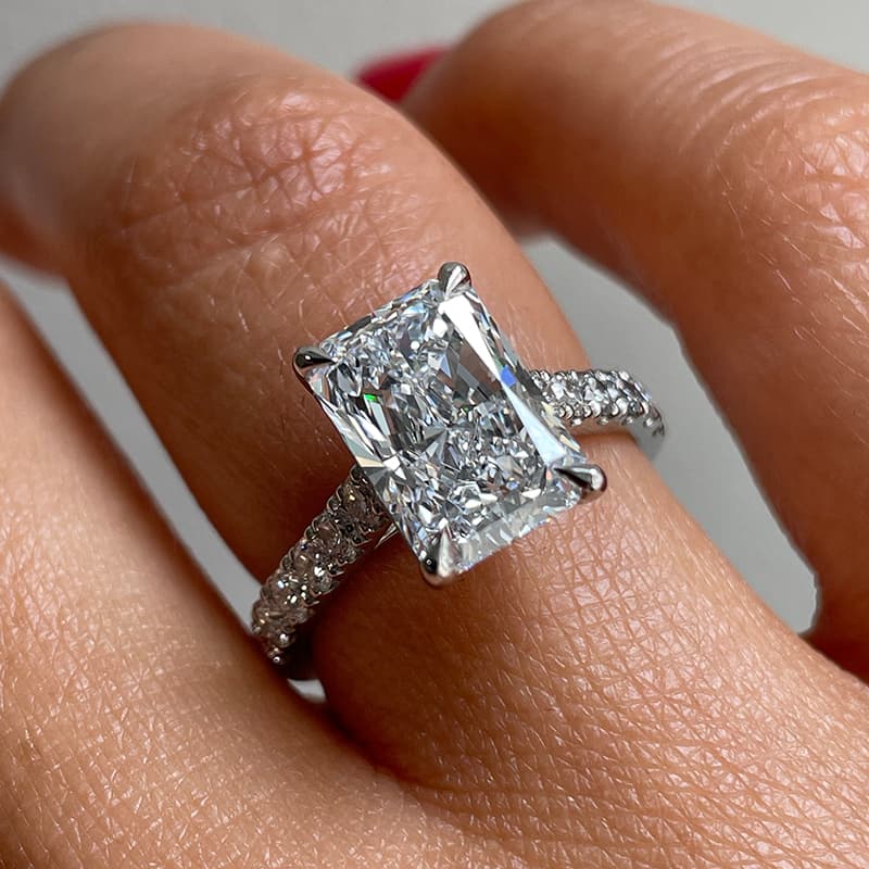 Diamond ring with pavé setting